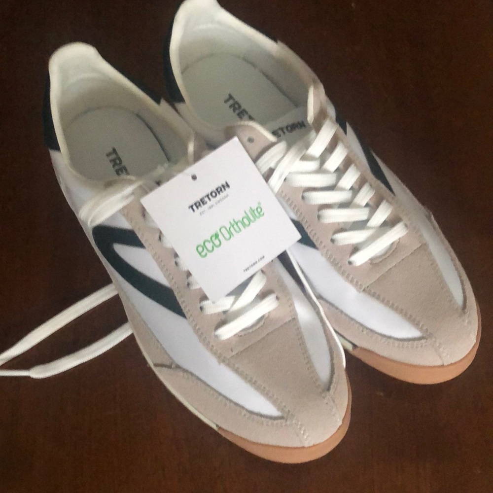 Tretorn white tennis shoes with green